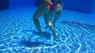 Schöne Beine im Pool