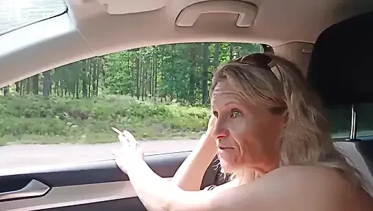 Une vieille pute auto-stoppeuse sexy de rue se fait baiser dans la forêt avec puis sans préservatif