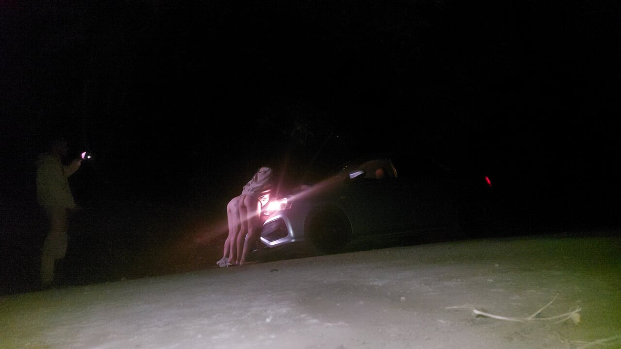 App-fahrer hat sex mit zwei weiblichen insassen auf der straße