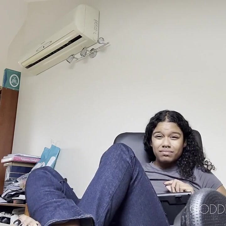 Você é agora minha cadela de pé do escritório em primeiro plano