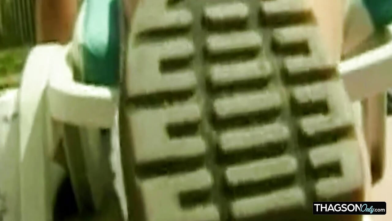 Madura loira gata esticada em ação anal ao ar livre