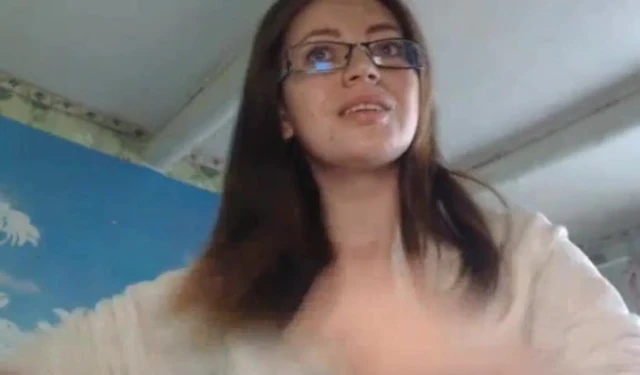 Pretty chubby babe striptease live