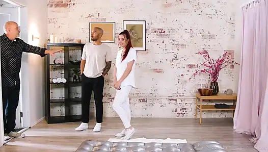 Nuru masajı - seksi kızıl saçlı masöz April Snow azgın oda arkadaşına bir nuru vermek zorunda