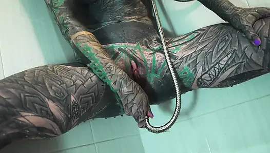 Tätowierte schönheit zerstört ihren arsch mit spielzeug in dampfender dusche-masturbation