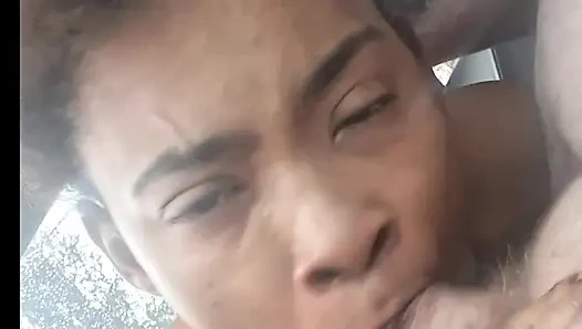 Zenci kadın büyük zenci yarağıyla döl içiyor