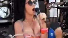 Katy Perry с ее большими сиськами подпрыгивает