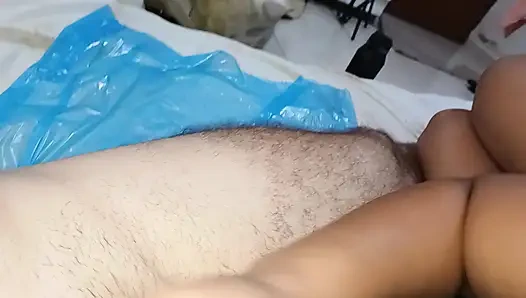 Her şekilde yarak mastürbasyonu yapıyor, bir yarağa kötü davranmayı seviyor