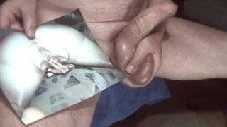 Hołd dla pofiau - sperma na owłosionej mokrej cipce