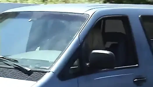 Sarışın olgun açık havada emiyor ve dölü zevkle yutuyor