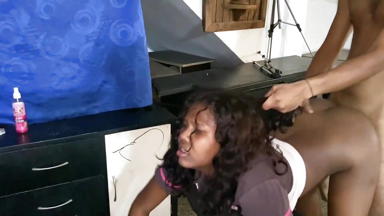 I fuck my friend's pussy when I left the house and she screams a lot of pleasure
