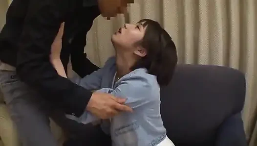 Зависимость тающихся поцелуев - молодой любовник цепляется за его объятия