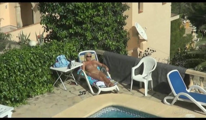 Esperando el chico de la piscina