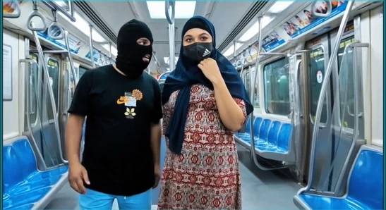 Başörtülü Asyalı bir trenin içinde sevişiyor Başörtülü Asyalı tren içinde sevişiyor