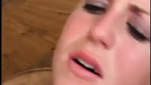 Seksi pembe etekli ve sutyenli piliç kanepede sikiliyor