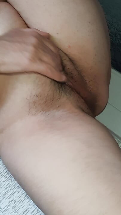 毛茸茸的小穴和大奶的熱辣熟女在廚房自慰
