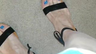 Sandaletlerde mavi ayak parmakları