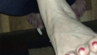 Жена делает дрочку ногами с камшотом