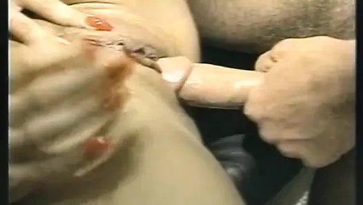 Sıska kaltak iki sikiş deliğini büyük yarak darbeleri ile parçalatıyor