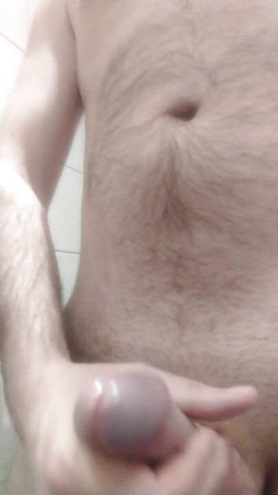 나는 샤워를하고 내 자지를 가지고 놀아.