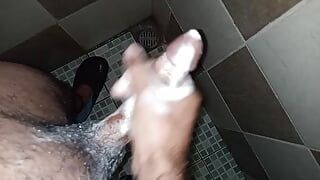 Eşcinsel adam götünü ve penisini tıraş ediyor ve sonra duşta mastürbasyon yapıyor