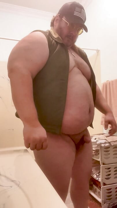Oso gordo monstruoso disfrutando de su cuerpo grueso y pesado