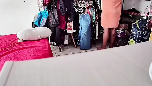 Merekam video suamiku saat dia lagi kerja