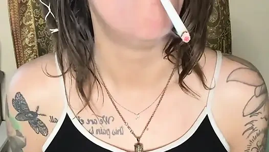 Achselhöhlenanbetung und rauchendes necken mit Chery trees