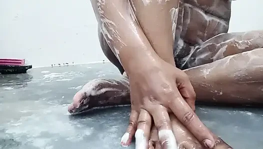 Aaj apne chut ki ache se safai ki