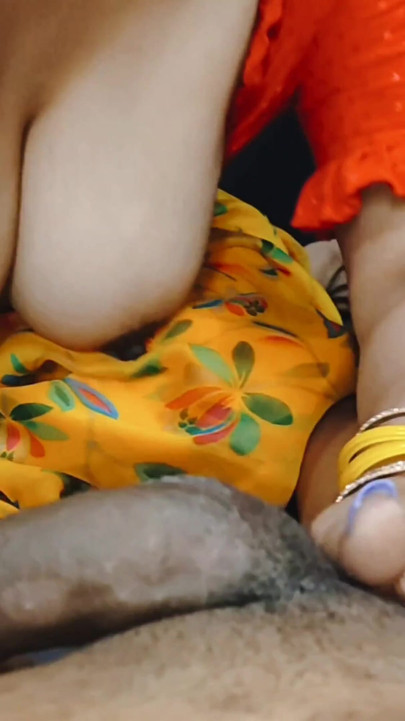 Soția indiană suge pula și scoate spermă