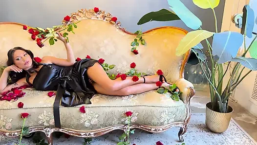 Güllü kanepede siyah elbiseli güzel Monika Fox