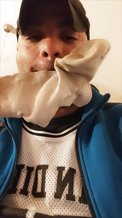 DirTyJunkBro pissing in bed and sniffing socks