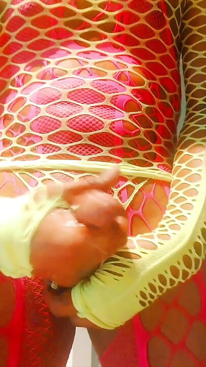 I dildo and cum in slow motion in front of 2 sluts who fuck