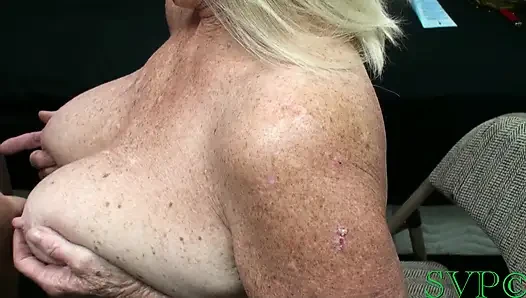 Stiefoma hilft ihrem stief-enkel und er bekommt sie zu ficken