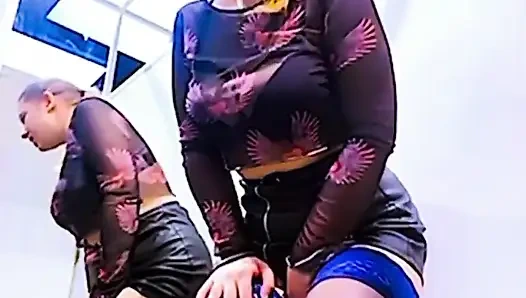 Herkesin içinde boşalıyor ve soyunma odasında ateşli orgazm