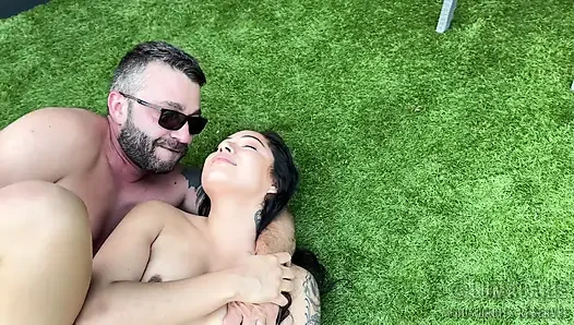 Lucas meniduri Adelie di tepi kolam renang