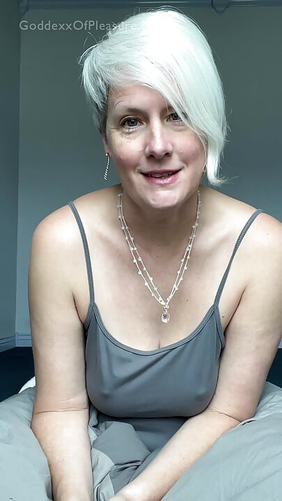 Vacation With StepMommy, She Showed Off Her Tits and Ass While Giving Me JOI To Help Me Rest