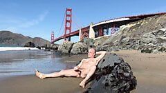 Masturbación pública en la playa nudista