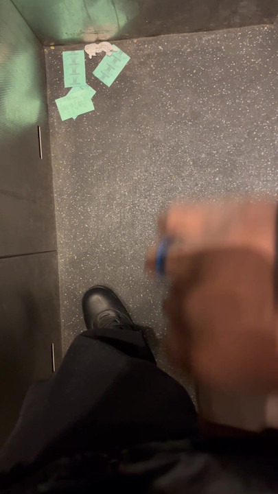 Немного развлечения в публичном лифте