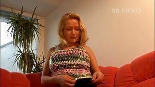 Gorąca niemiecka milf przyłapana na masturbacji swoją długą zabawką erotyczną - POW