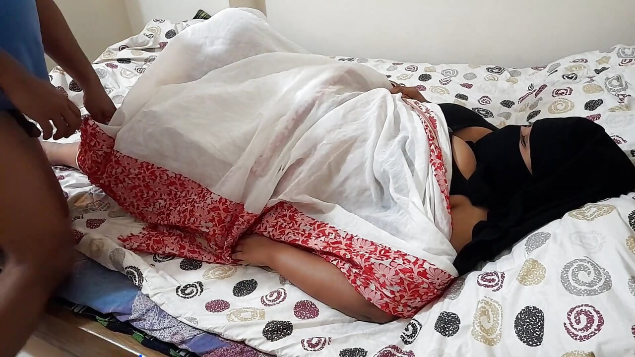 Bố chồng đã phải đụ vợ của con trai mình trên giường - Tình dục tiếng Hin-di Ấn Độ