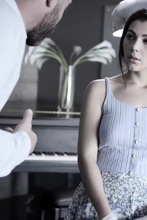 تابو نقي. رجل ثري يخيف خادمته الأوروبية لتنظفه له عاريا