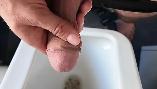 Yakın çekim büyük sünnetsiz yarakla pisua içine işiyor