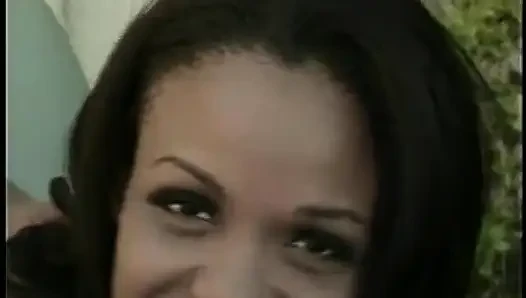 Pejantan hitam terangsang dengan gimbal menyetubuhi cewek seksi setelah mendapatkan bj