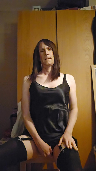 女装者のシシーが自分を愛撫する