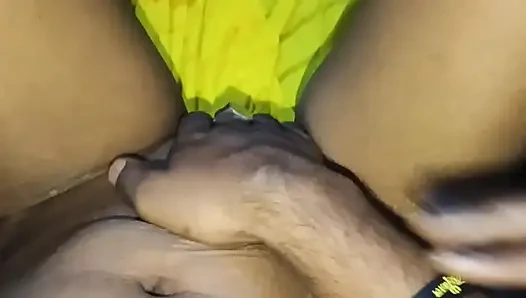 Sikilen üvey kız kardeş parmaklıyor ve sonra amcığını sikiyor bölüm 1