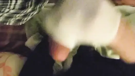 Kaus kaki putih kecil seksi ngocok kontol dengan kaus kaki