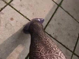 Nuevos zapatos de tacón violetas de un invitado