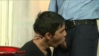 Twinky reçoit une punition anale par un flic gay excité