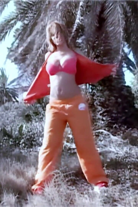 Jenny One: hermosa chica española con grandes tetas naturales se desnuda cerca de una villa abandonada