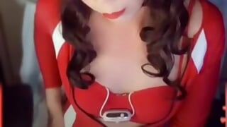 Trans in costume da bagno rosso mentre gioca con il vibratore